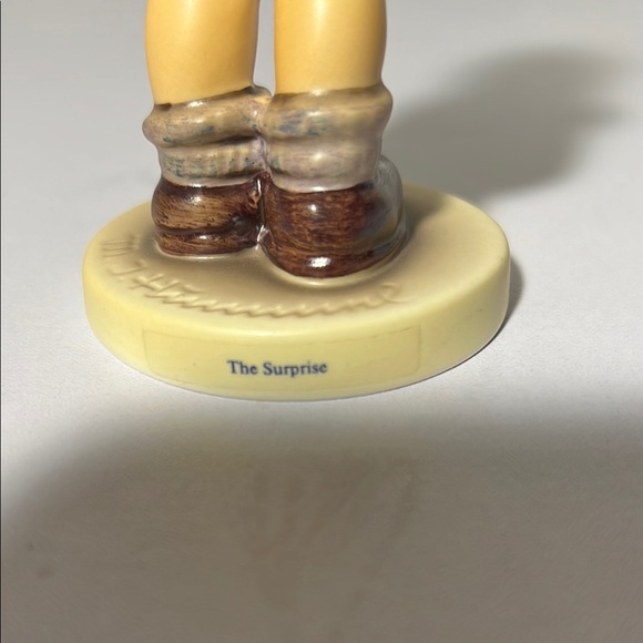 Hummel Girl Figure “The Surprise” Bee 🐝 Mark. GH103 - Picture 7 of 8